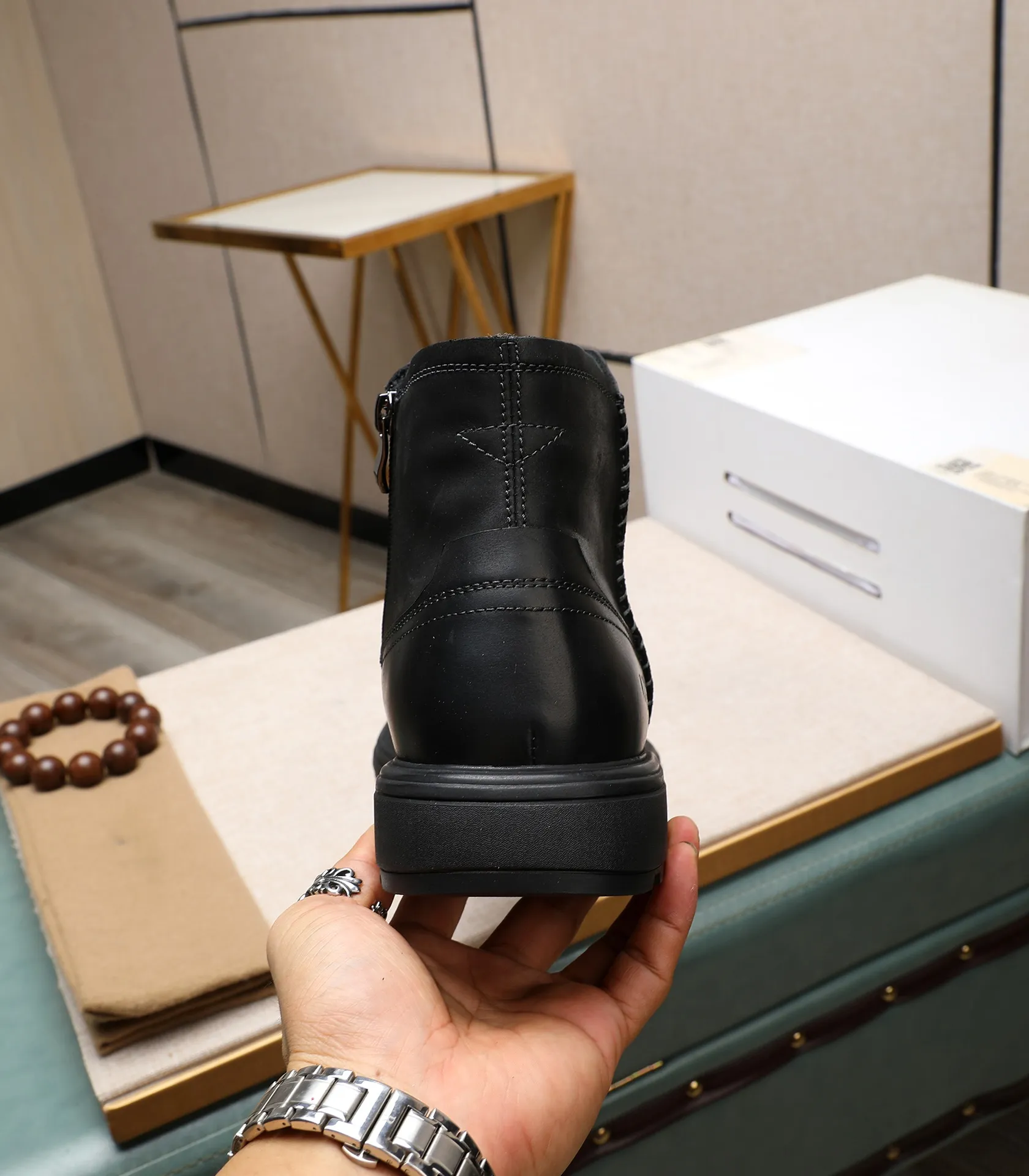 Men's men's shoes💰640 UGG (100% genuine wool lining, 10% off for fake ones) Please pay attention to the quality of the original order and compare the thickness of the wool🏮🏮Hot-selling UGG from Australia's warm luxury brand men's shoes, the official website is synchronized, Beckham men's style..., made of imported top-layer waxed cowhide, waxed toe cap, Australian real wool velvet lining Carefully sewn...Imported rubber Martin boots outsole (comfortable, soft and wear-resistant). I really like the quality..Exquisite workmanship. You can't put it down at first sight. Size 39-44